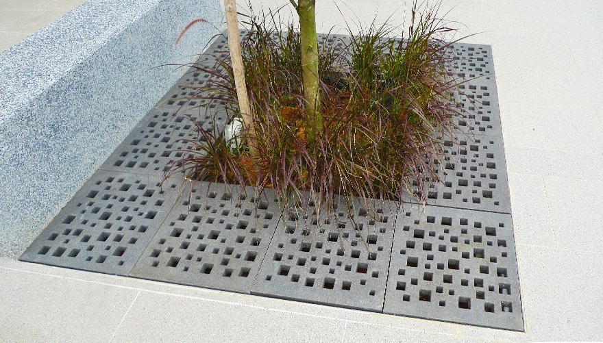 Stylish contemporary stone reinforced tree grate use