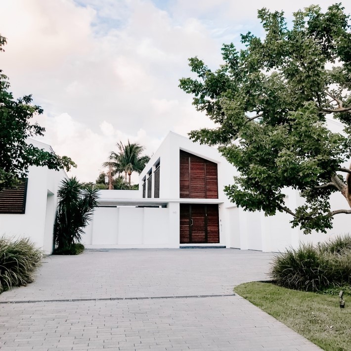 Driveway with linear drain