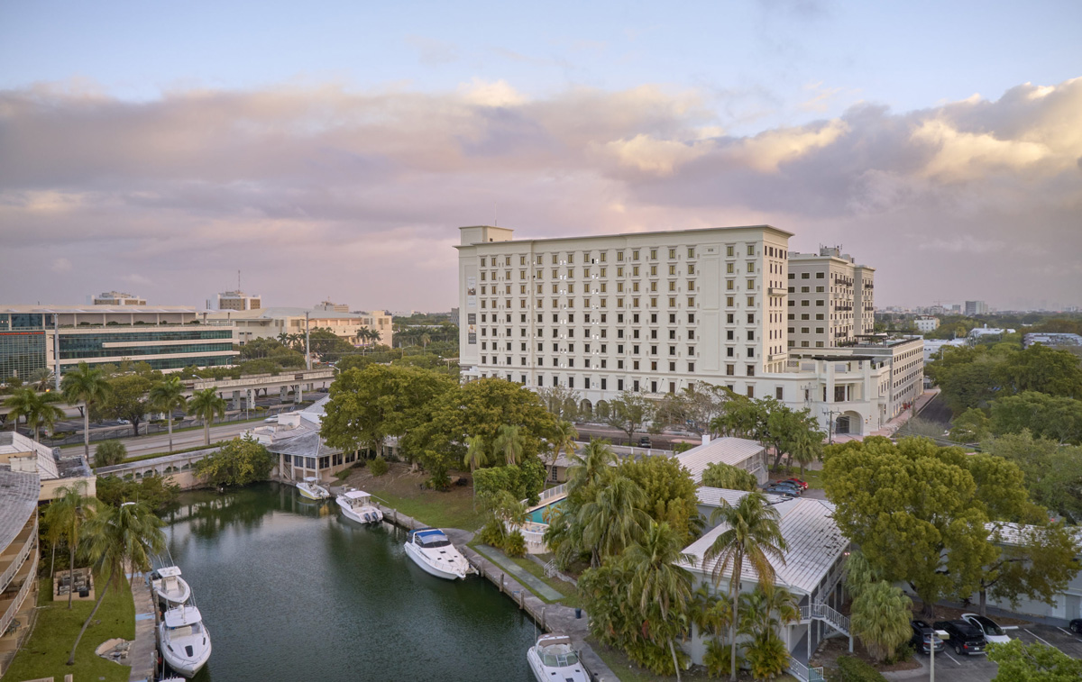 view of Paseo de la Riviera building