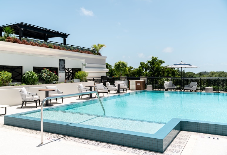 entry spot into pool at Paseo de la Riviera