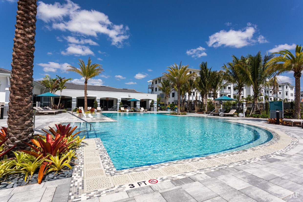 light colored stone grates around the pool at Edge75